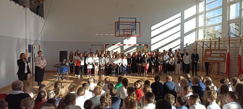 Szkoła do hymnu oraz Narodowe Święto Niepodległości